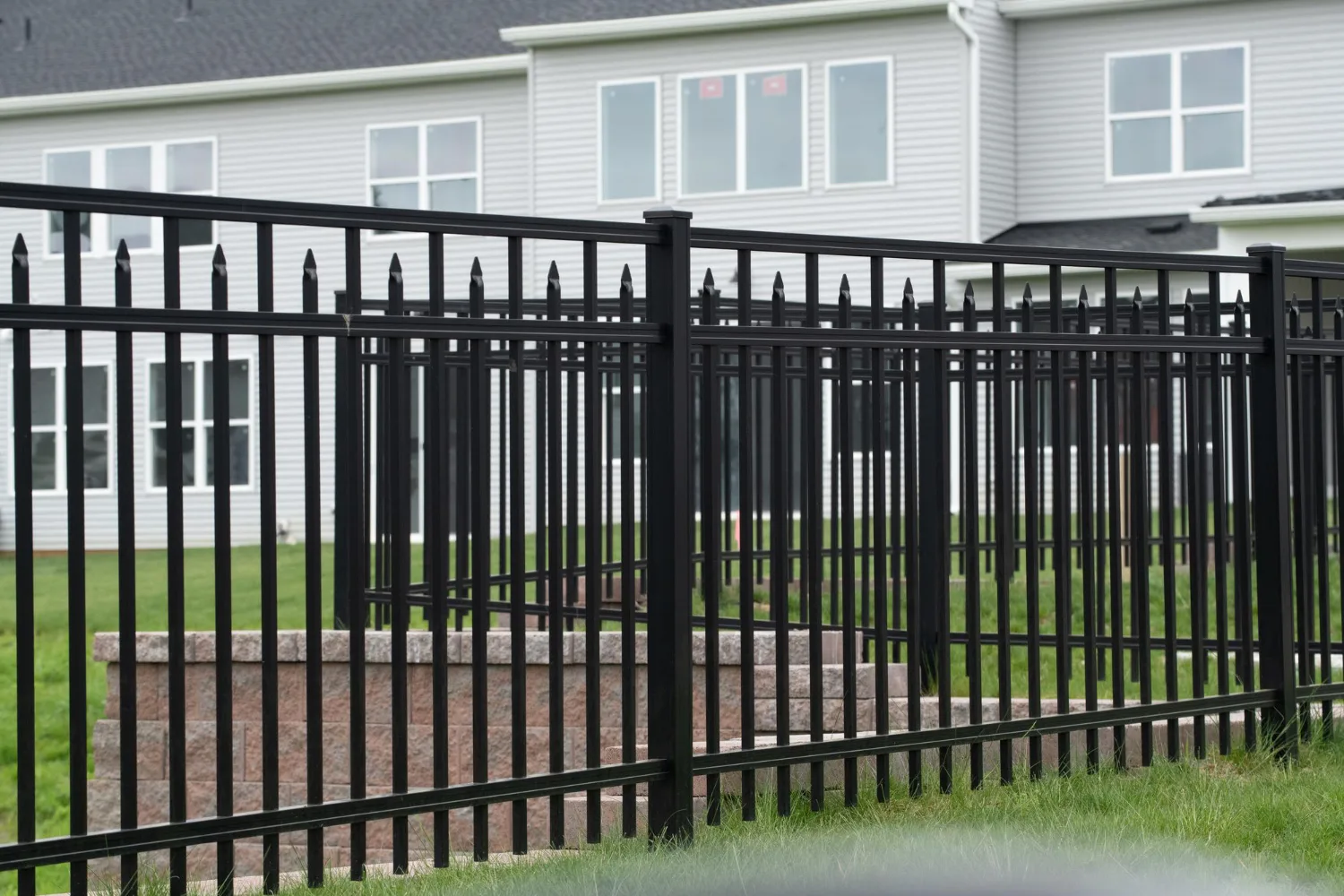 How Aluminum Fences Handle Florida Heat, Salt and Storms
