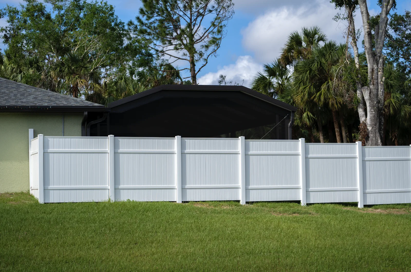 Summer-Ready Homes: 6 Reasons to Upgrade Your Fence