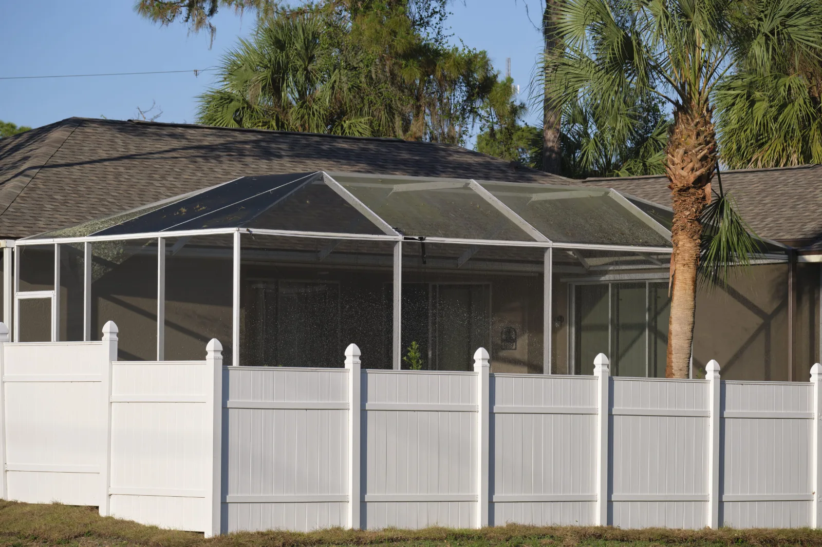 Advantages of Choosing a Vinyl Fence Supplier in Orlando