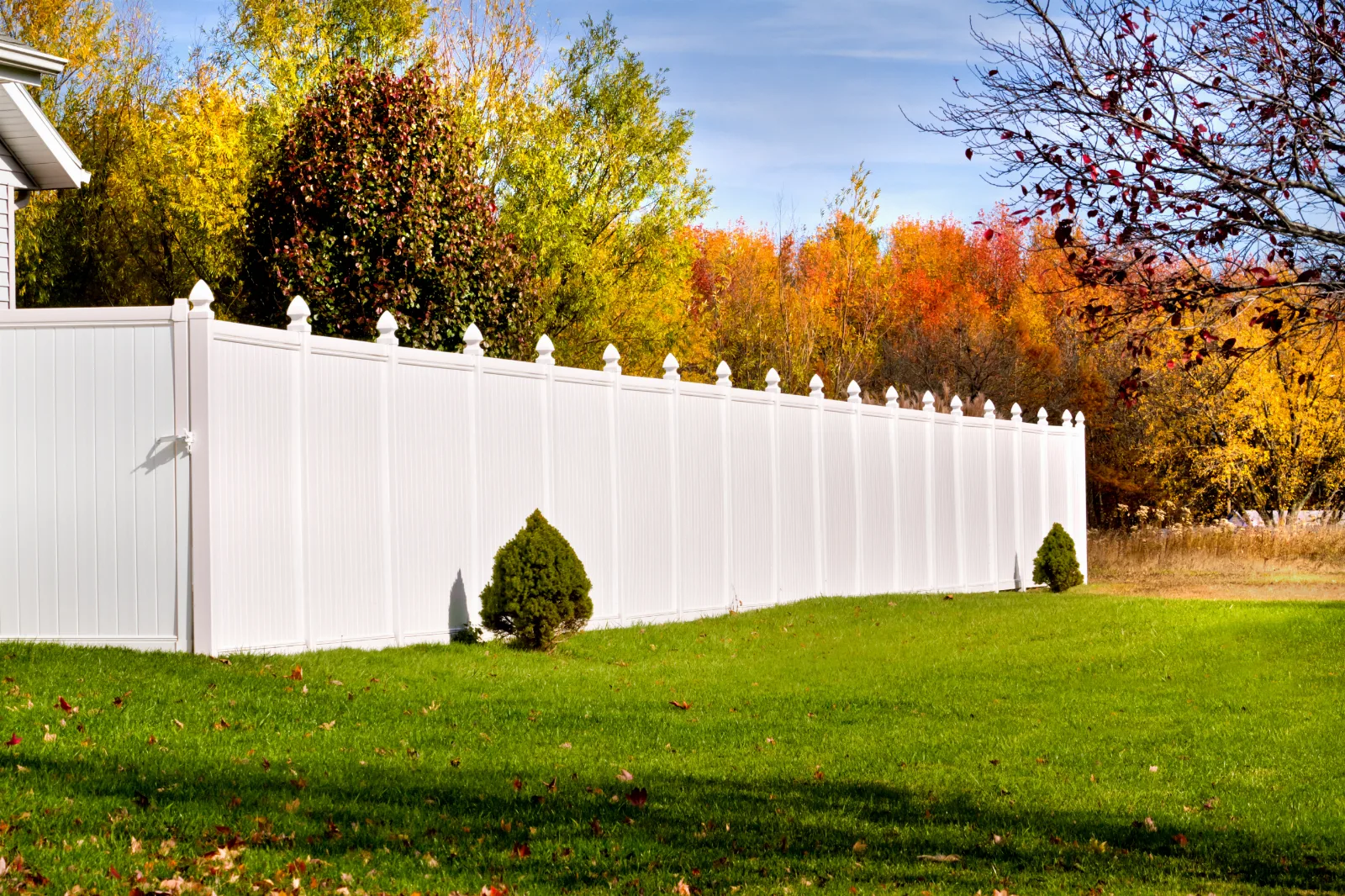 6 Benefits of Putting Up a Vinyl Fence
