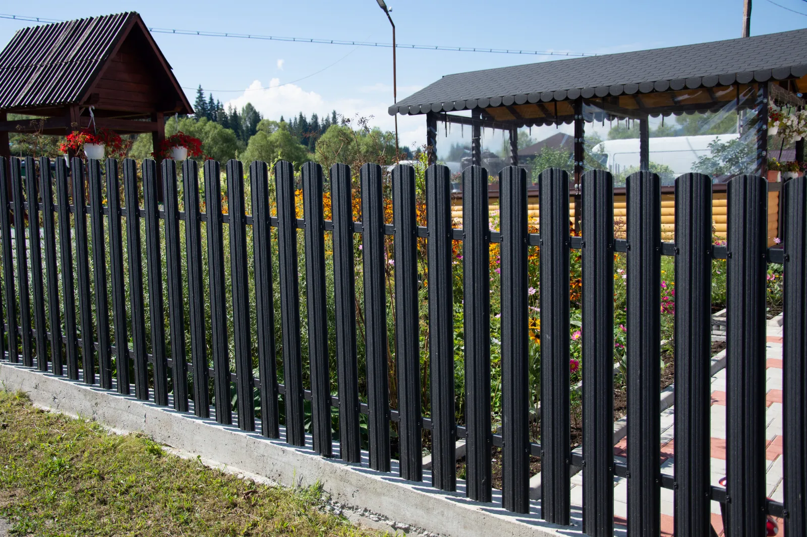 Why Should You Invest in an Aluminum Fence?