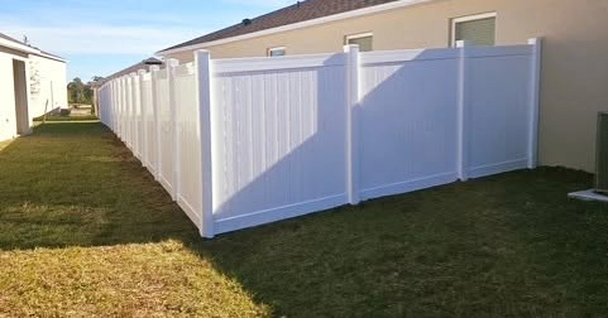 White vinyl privacy fence seen from outside the corner of an Orlando back yard