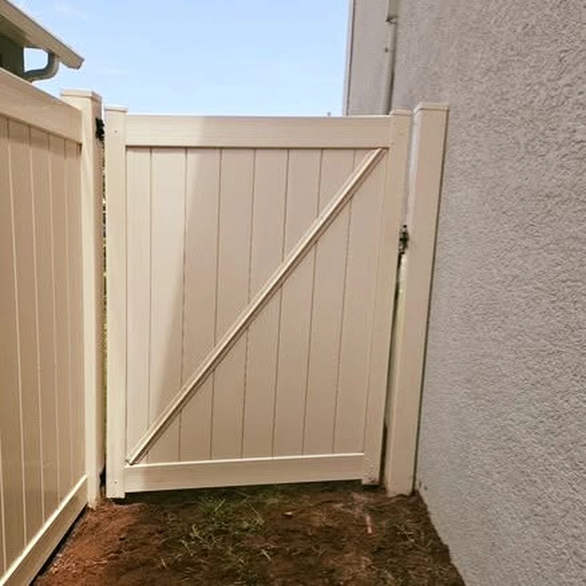 White vinyl fence gate in a Winter Garden back yard