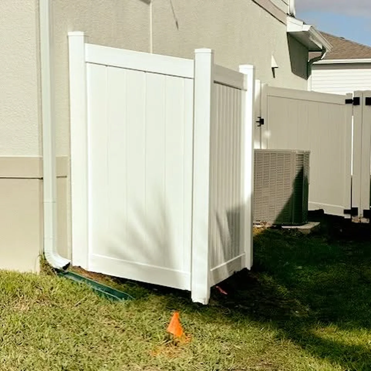 White vinyl privacy section in a tightly spaced Winter Garden yard